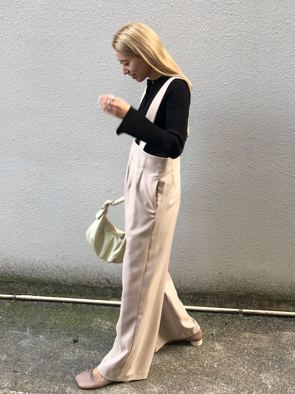 「だから秋服が好き、秋コーデ、オトナカジュアル、サロペット、サスペンダー、ベージュコーデ、ママファッション、mamu」｜「UR'Sのﾍﾝﾘｰﾈｯｸﾘﾌﾞﾆｯﾄ（ニット/セーター、ブラック系）」を使った、ヤマサキ サオリさん（レディース・169cm）の秋コーディネートの1枚目の写真