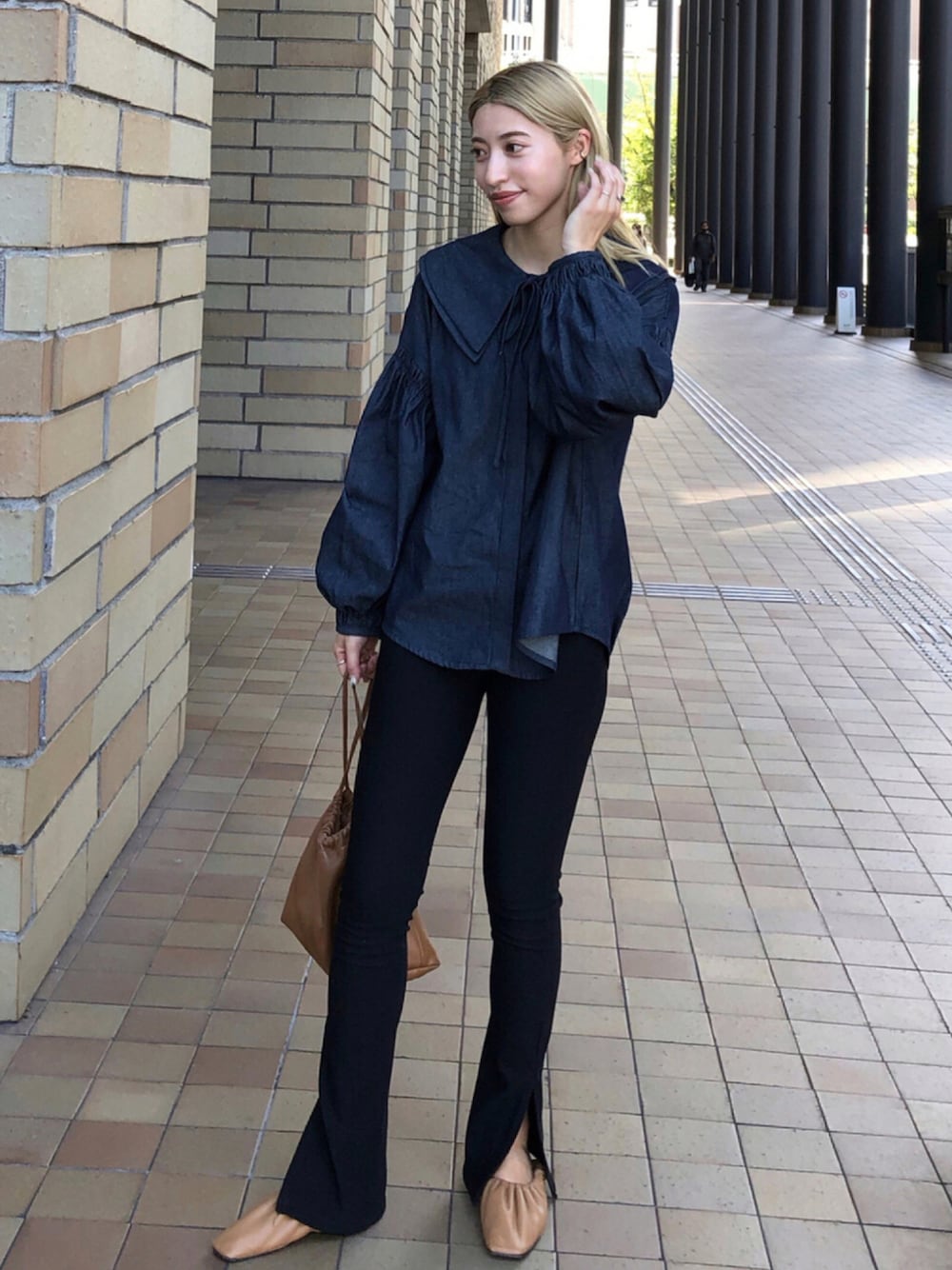 ブルー系のシャツ/ブラウス、イエロー系のハンドバッグ、イエロー系のバレエシューズを着用したレディースの秋コーディネートの1枚目の写真