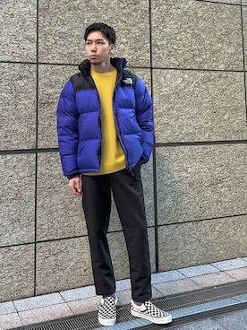 「クルーネックニット」｜「アイテム（スリッポン）」を使った、一谷さん（メンズ・174cm）の秋コーディネート