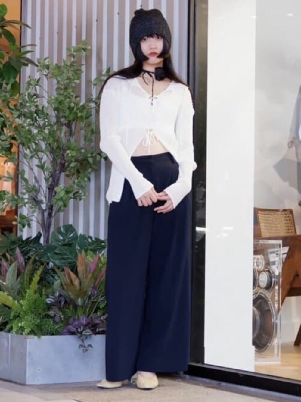 ホワイト系のニット/セーター、ブラック系のニットキャップ/ビーニーを着用したレディースの秋コーディネートの1枚目の写真