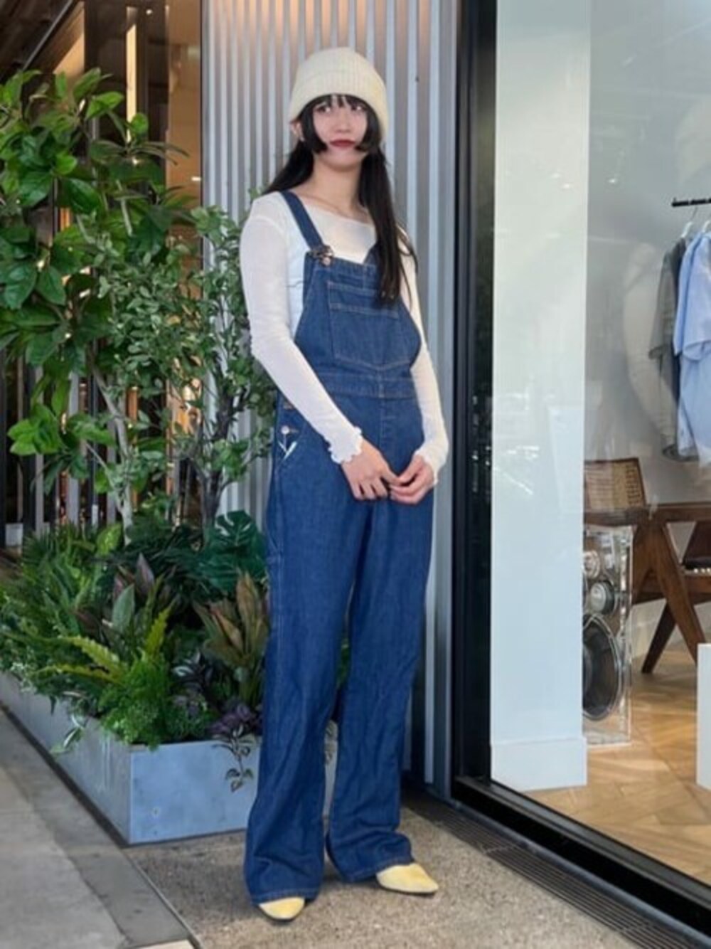 ホワイト系のTシャツ/カットソー、ブルー系のサロペット/オーバーオールを着用したレディースの秋コーディネートの1枚目の写真
