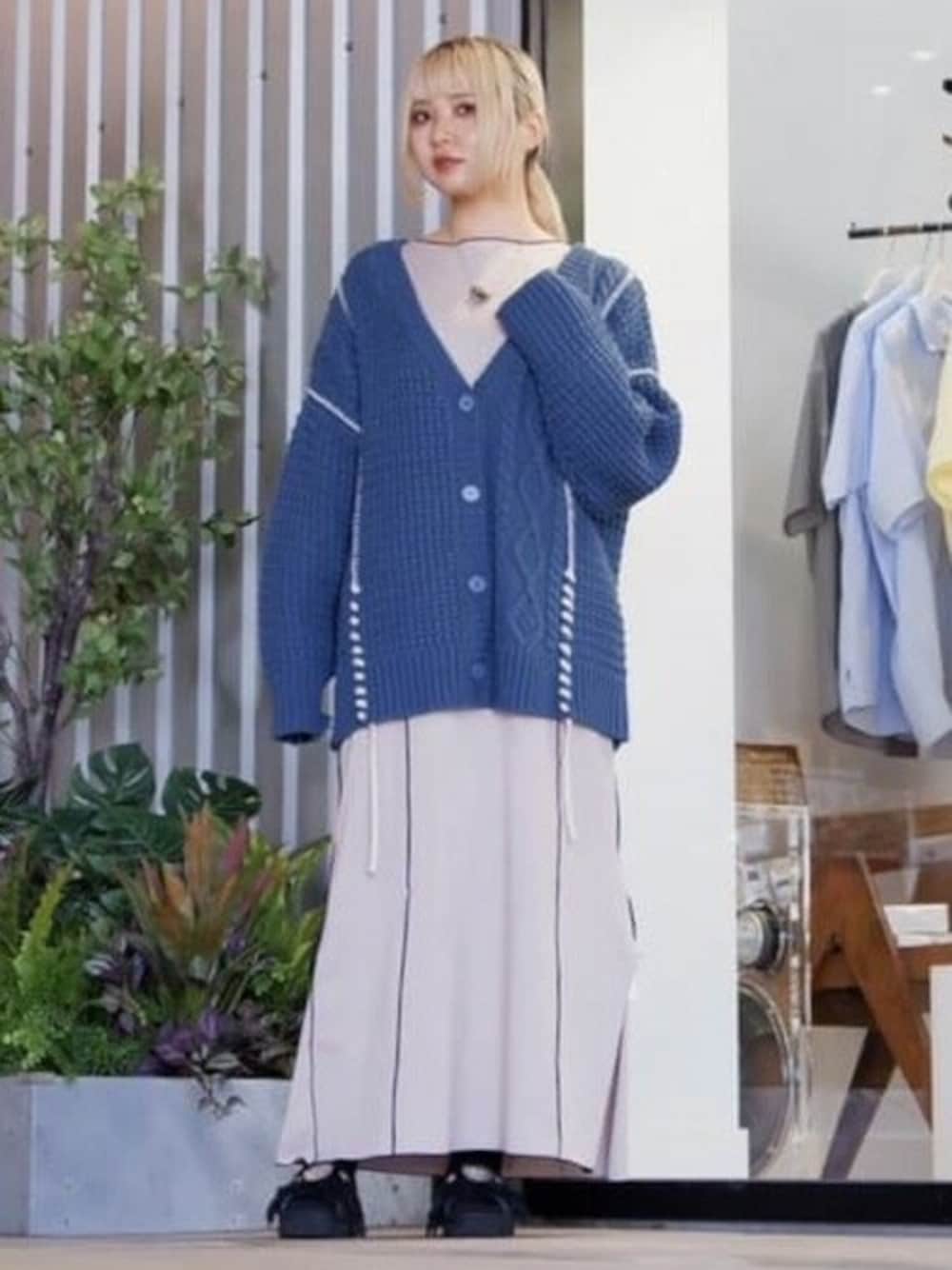 ベージュ系のワンピース、ブルー系のカーディガン/ボレロを着用したレディースの秋コーディネートの1枚目の写真