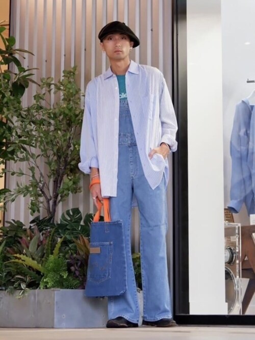 その他のシャツ/ブラウス、ブルー系のサロペット/オーバーオール、ブルー系のトートバッグを着用したメンズの冬コーディネートの1枚目の写真