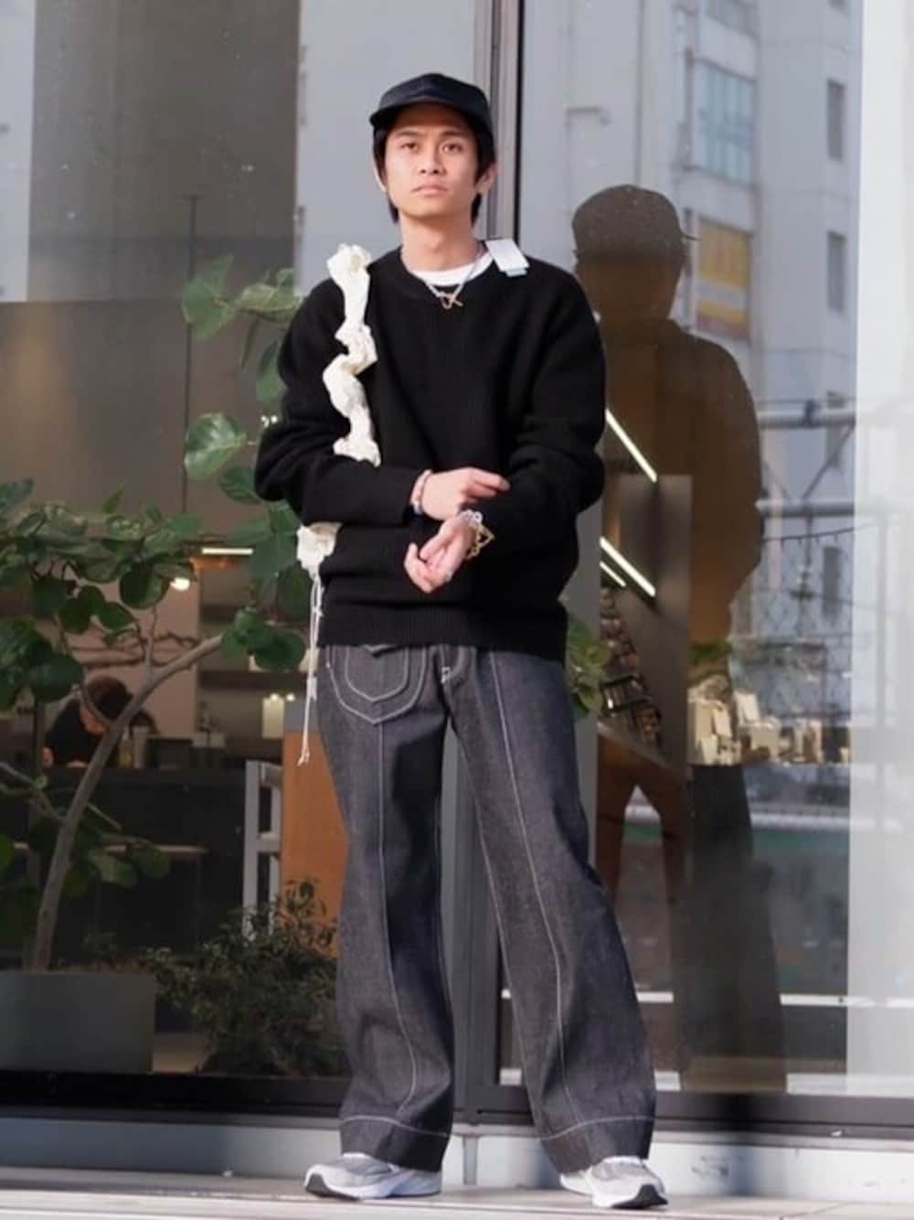 ブラック系のニット/セーター、ホワイト系のショルダーバッグ、その他のネックレスを着用したメンズの冬コーディネートの1枚目の写真