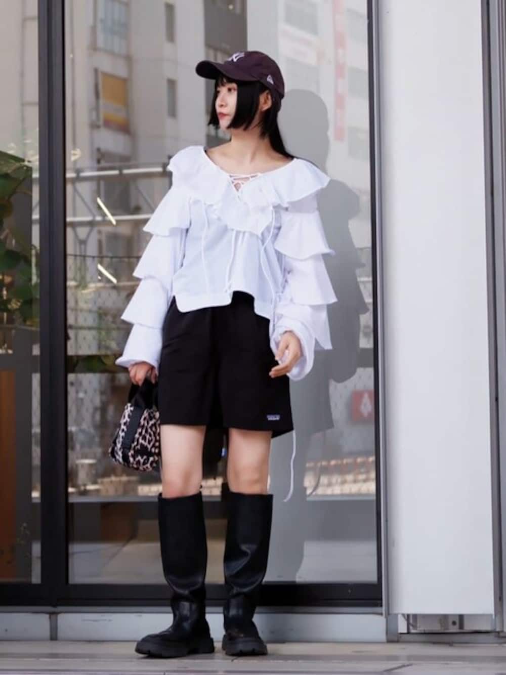 GANNI（ガニー）の「GANNI/ガニー COTTON POPLIN RUFFLE V-NECK