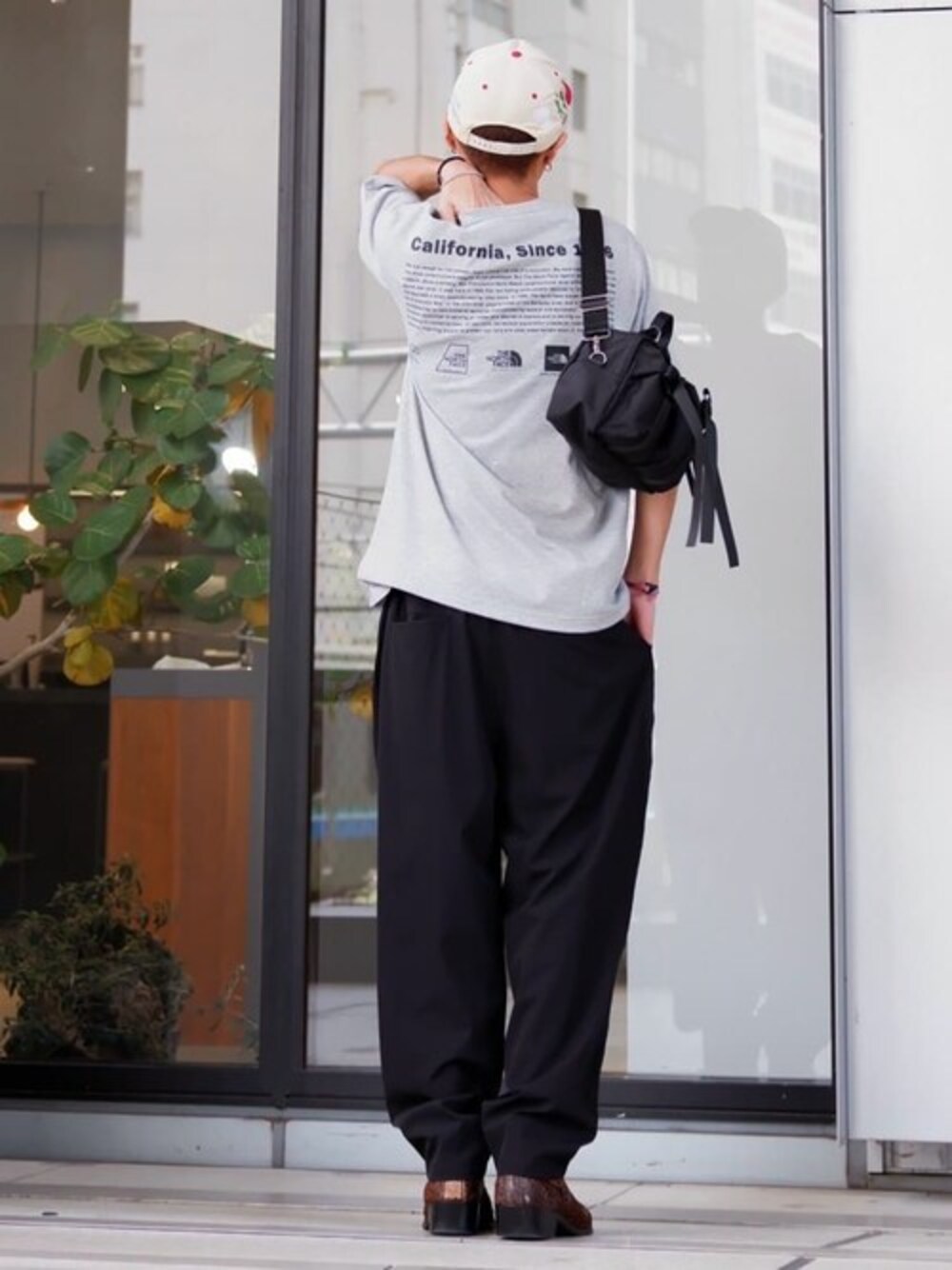 「カットソー、ショルダーバッグ、キャップ、Tシャツ、スラックス、休日スタイル、ワイドパンツ、イージーパンツ、プリントT、シンプルコーデ」｜「THE NORTH FACEのTHE NORTH FACE/ザノースフェイス S/S Historical Logo Tee / NT32407 / ショートスリーブヒストリカルロゴティー（Tシャツ/カットソー、グレー系）」を使った、Firsthandさん（メンズ・172cm）の春コーディネートの1枚目の写真