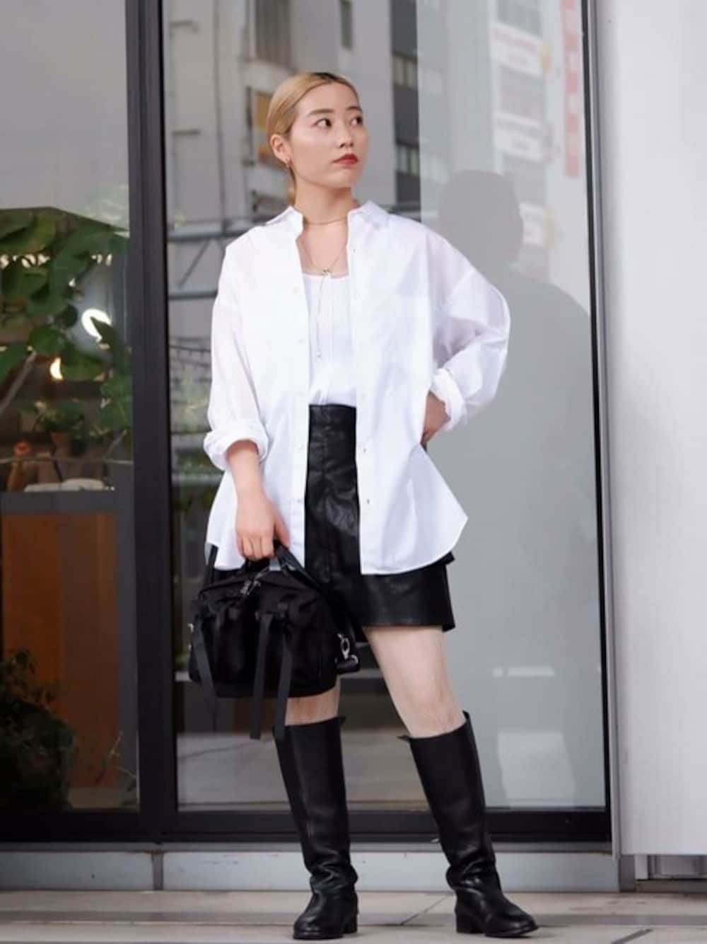 ホワイト系のシャツ/ブラウス、ブラック系のスカート、ホワイト系のタンクトップを着用したレディースの夏コーディネートの1枚目の写真