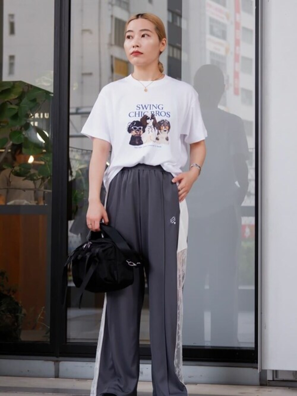 その他のTシャツ/カットソー、グレー系のその他パンツ、ブラック系のショルダーバッグを着用したレディースの夏コーディネートの1枚目の写真
