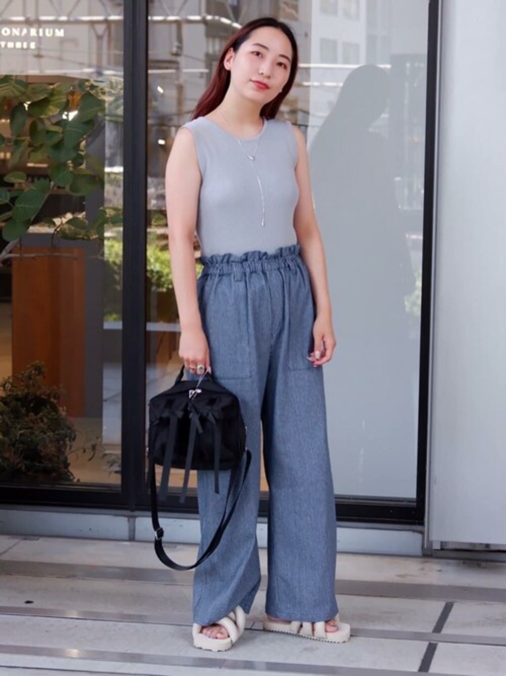 グレー系のつなぎ/オールインワン、ベージュ系のサンダル、ブラック系のショルダーバッグを着用したレディースの夏コーディネートの1枚目の写真