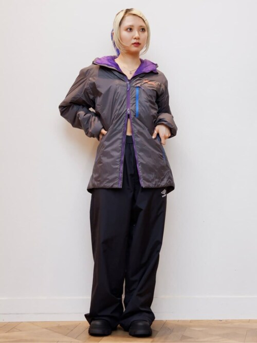 ブラック系のブーツ、ブラック系のインナーウェア/肌着を着用したレディースの秋コーディネートの1枚目の写真