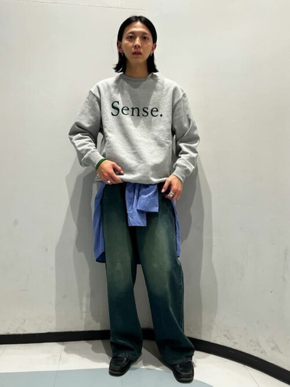 グレー系のスウェットを着用したメンズの秋コーディネートの1枚目の写真