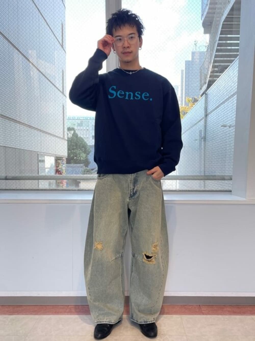 ブルー系のスウェットを着用したメンズの秋コーディネートの1枚目の写真