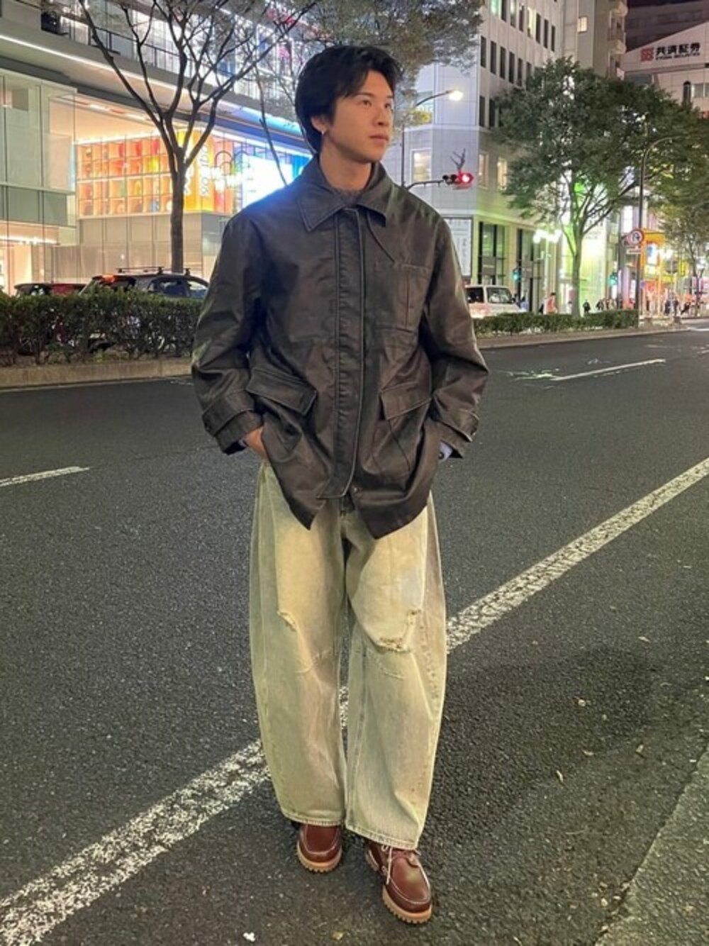 ブラック系のブルゾンを着用したメンズの秋コーディネートの1枚目の写真