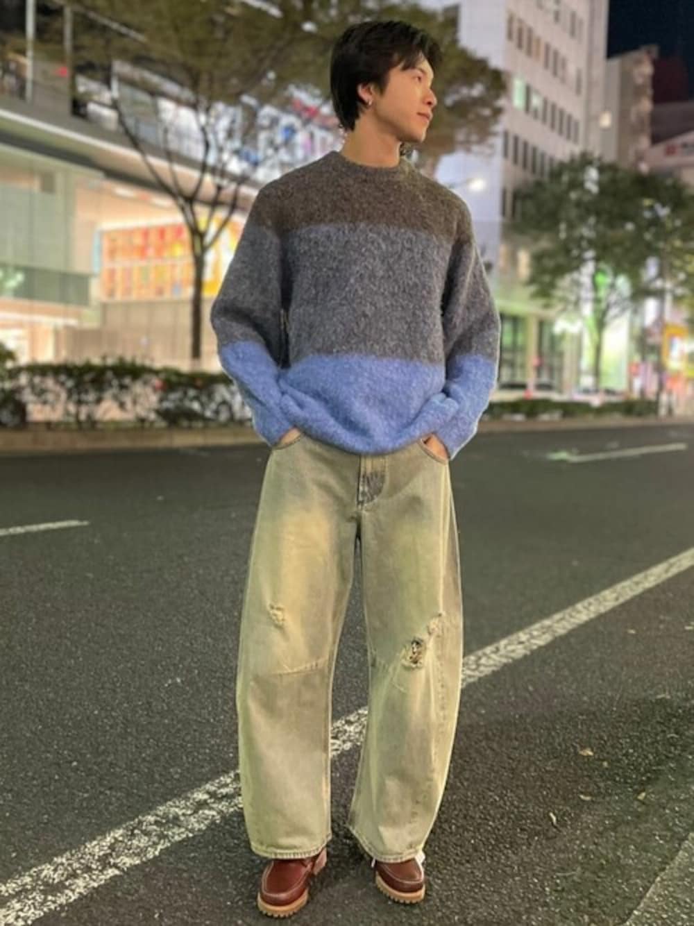 ブルー系のニット/セーター、ブルー系のデニムパンツ、レッド系のブーツを着用したメンズの秋コーディネートの1枚目の写真