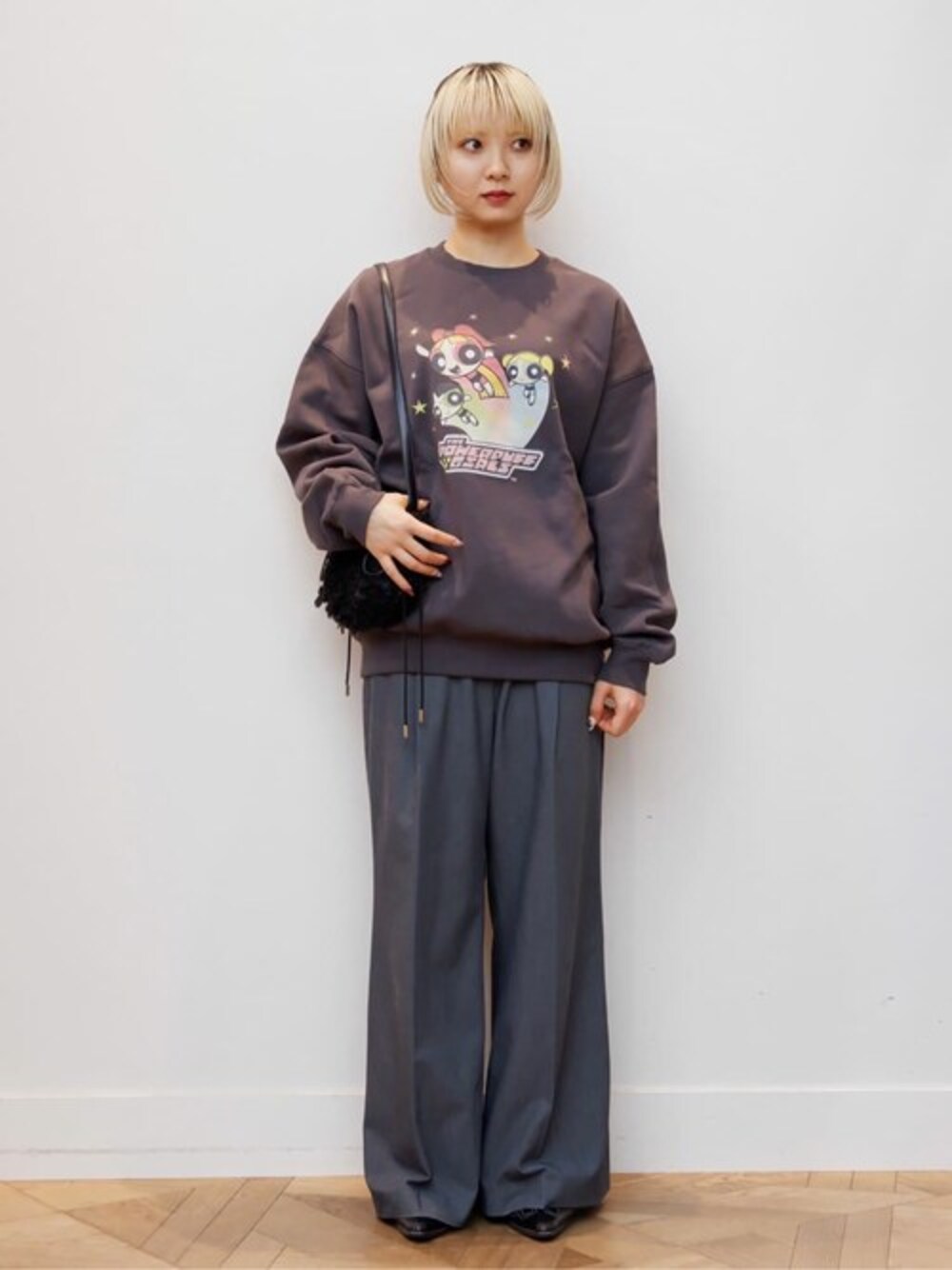 グレー系のスウェット、ブラック系のショルダーバッグ、ブラック系のインナーウェア/肌着を着用したレディースの冬コーディネートの1枚目の写真