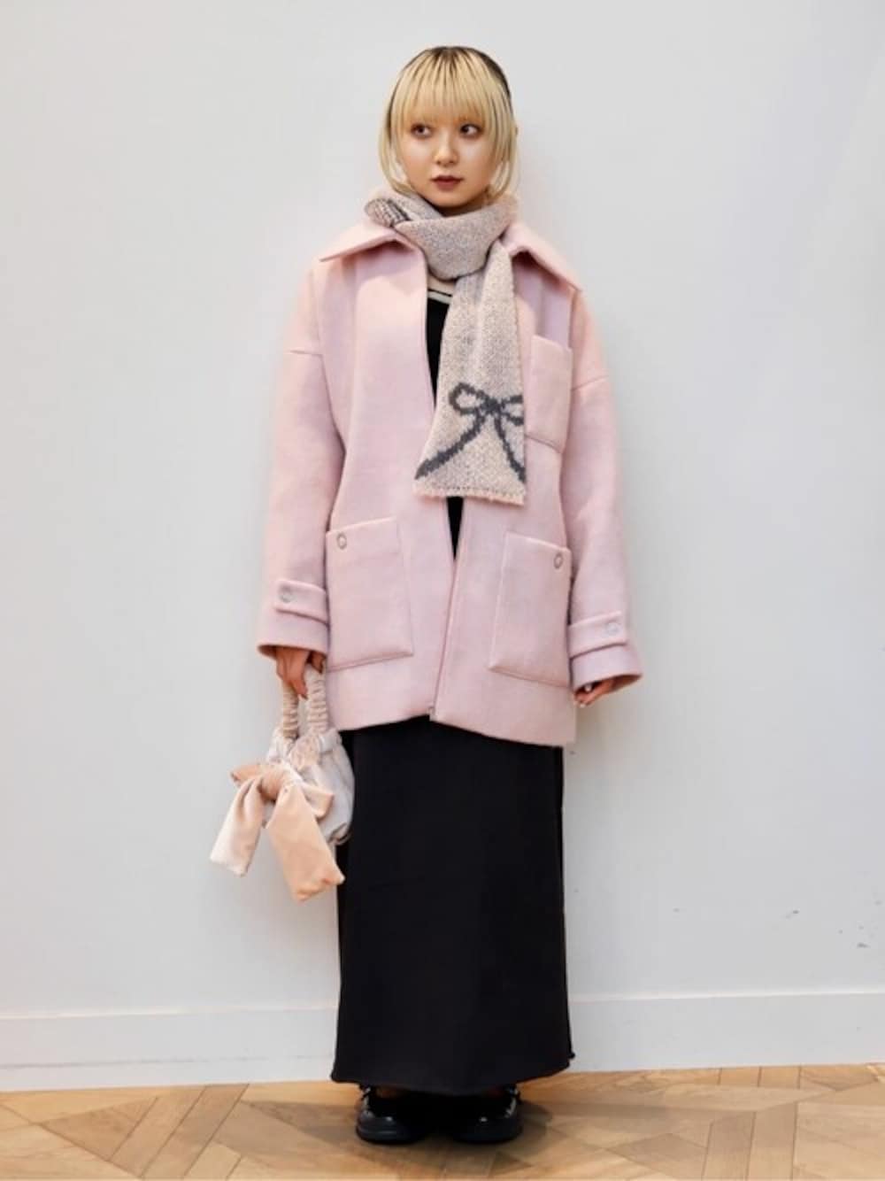 ブラック系のスカート、ブラック系のニット/セーター、ブラック系のバレエシューズを着用したレディースの冬コーディネートの1枚目の写真