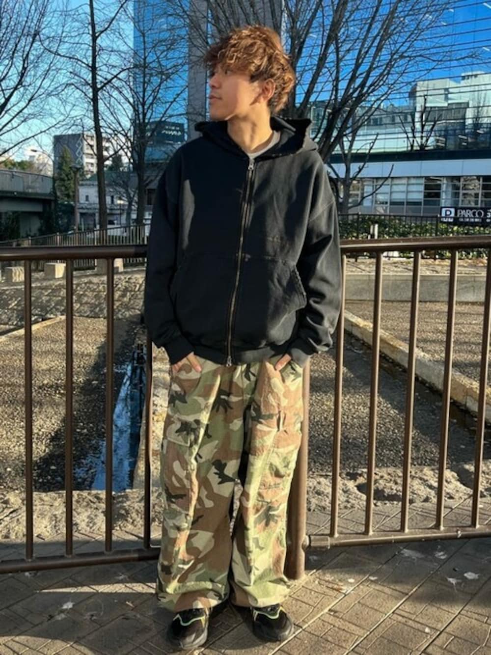 ブラウン系のパーカー、ホワイト系のTシャツ/カットソーを着用したメンズの春コーディネートの1枚目の写真