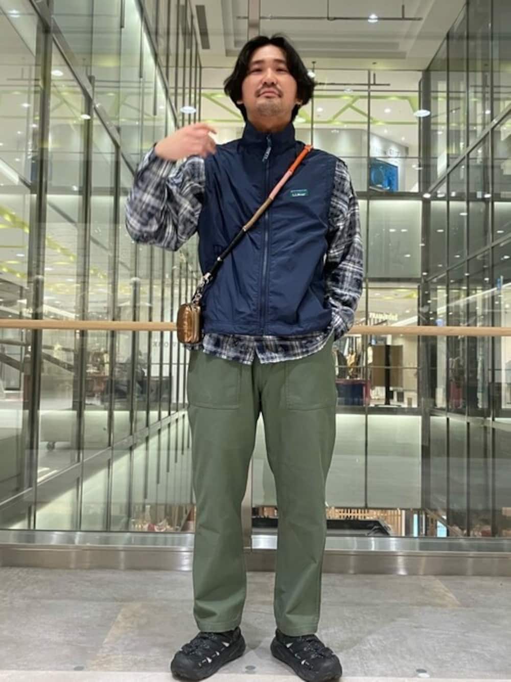 ブルー系のシャツ/ブラウス、グリーン系のデニムパンツ、ブラック系のサンダルを着用したメンズの春コーディネートの1枚目の写真