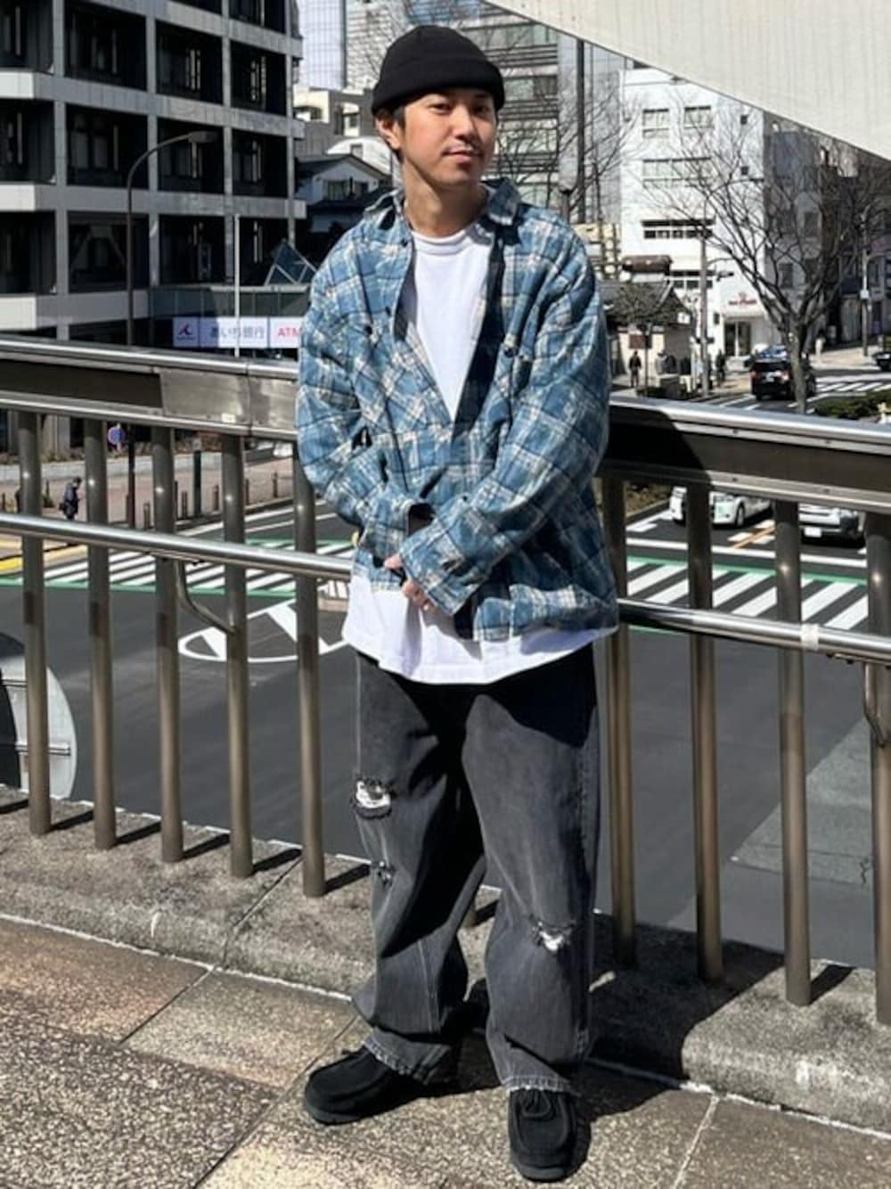 ブルー系のシャツ/ブラウス、ブラック系のデニムパンツ、ブラック系のニットキャップ/ビーニーを着用したメンズの春コーディネートの1枚目の写真