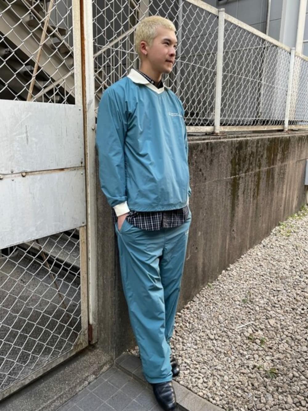 ブルー系のTシャツ/カットソー、ブラック系のシャツ/ブラウス、ブルー系のその他パンツを着用したメンズの春コーディネートの1枚目の写真