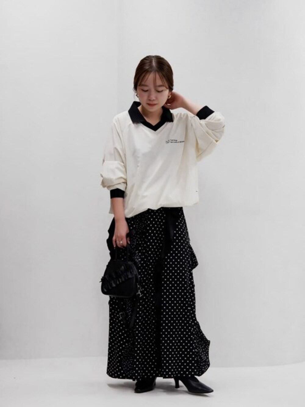 ホワイト系のTシャツ/カットソー、その他のスカート、ブラック系のショルダーバッグを着用したレディースの春コーディネートの1枚目の写真