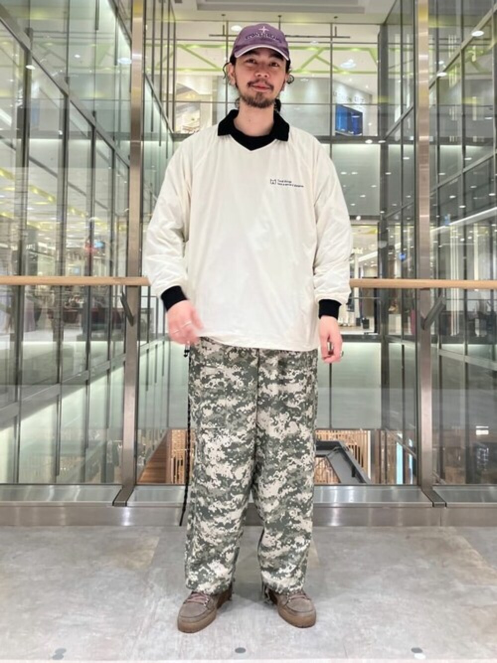 グレー系のカーゴパンツ、ホワイト系のTシャツ/カットソーを着用したメンズの春コーディネートの1枚目の写真