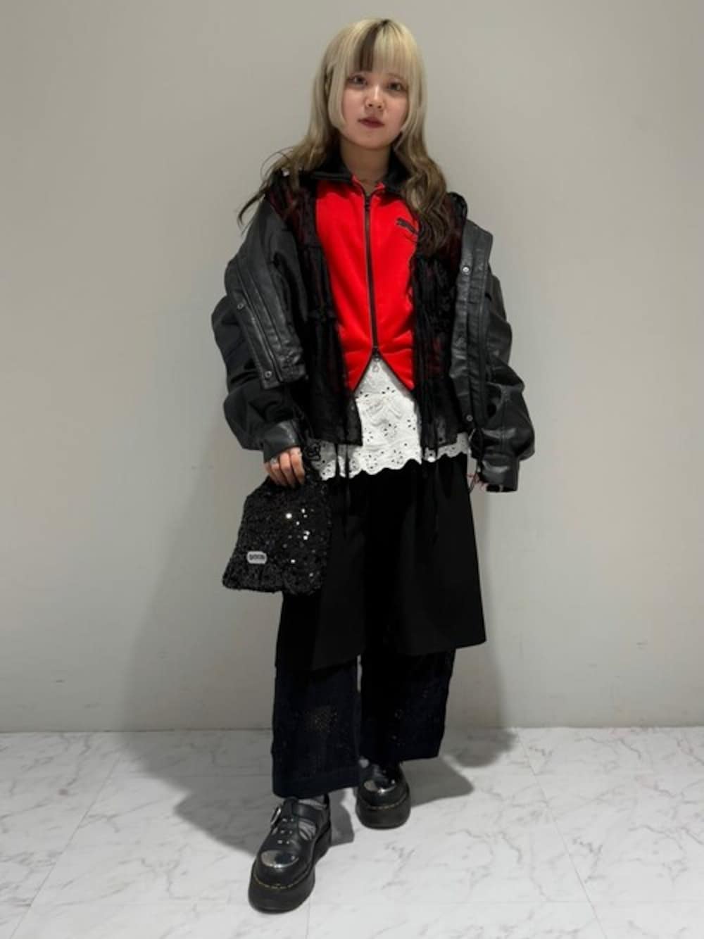 ブラック系のショルダーバッグ、ブラック系のブルゾン、ブラック系のシャツ/ブラウスを着用したレディースの春コーディネートの1枚目の写真