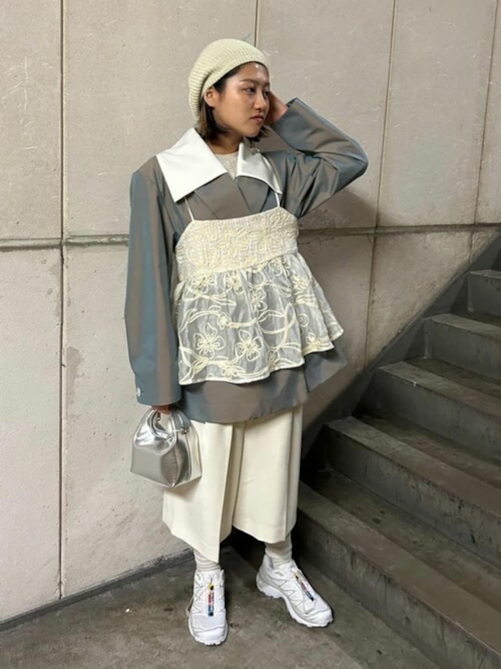 ブルー系のテーラードジャケット、ホワイト系のキャミソール、ホワイト系のその他パンツを着用したレディースの春コーディネートの1枚目の写真