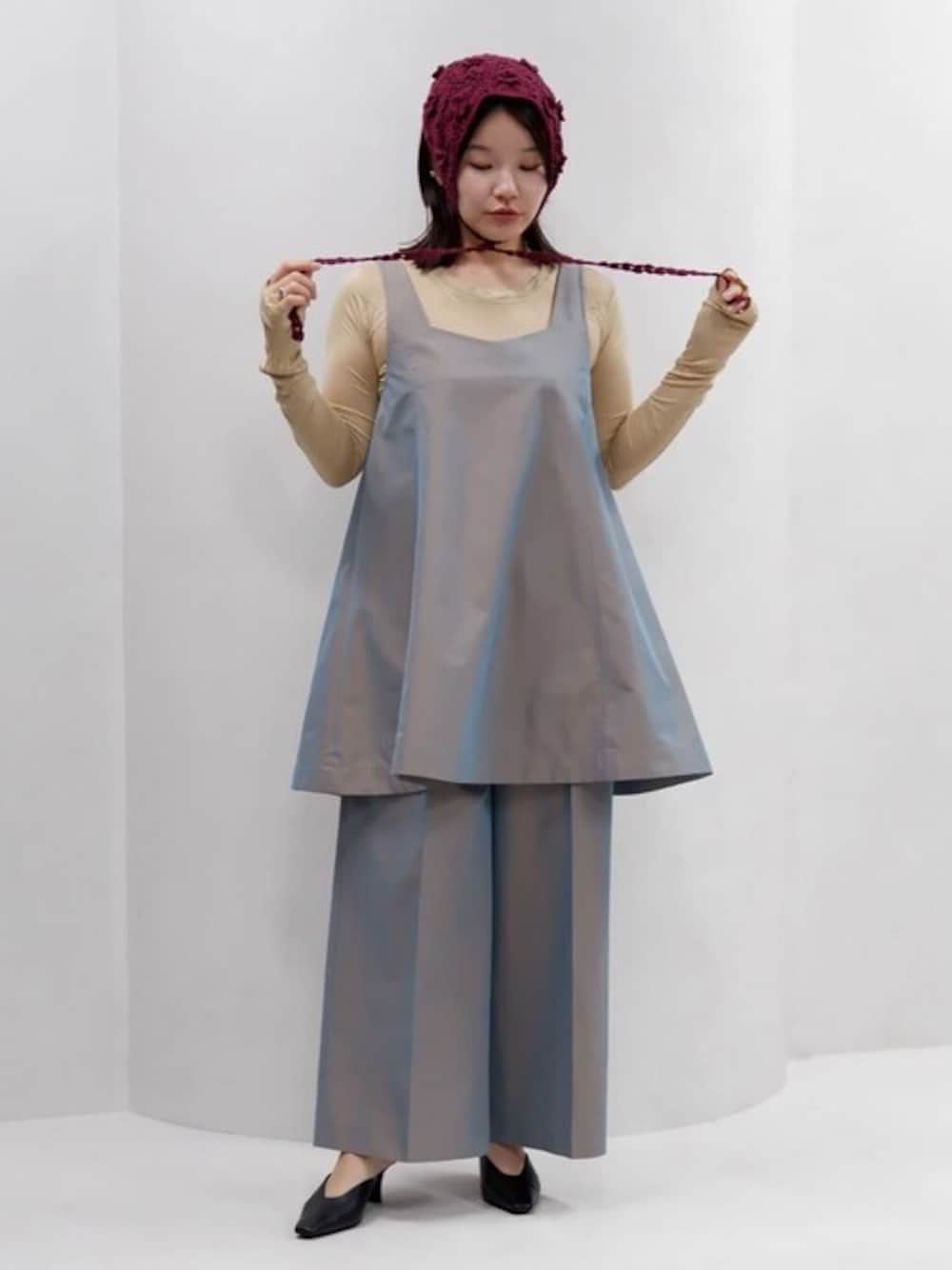 ベージュ系のその他パンツ、ベージュ系のワンピースを着用したレディースの春コーディネートの1枚目の写真