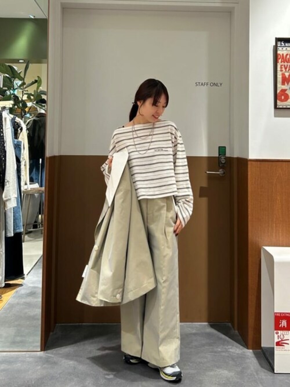 ベージュ系のテーラードジャケット、ベージュ系のその他パンツ、ホワイト系のTシャツ/カットソーを着用したレディースの春コーディネートの1枚目の写真