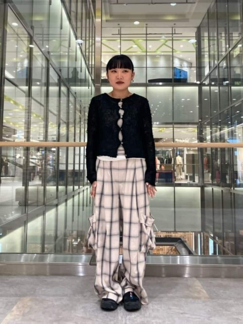 ホワイト系のその他パンツ、ブラック系のカーディガン/ボレロを着用したレディースの夏コーディネートの1枚目の写真