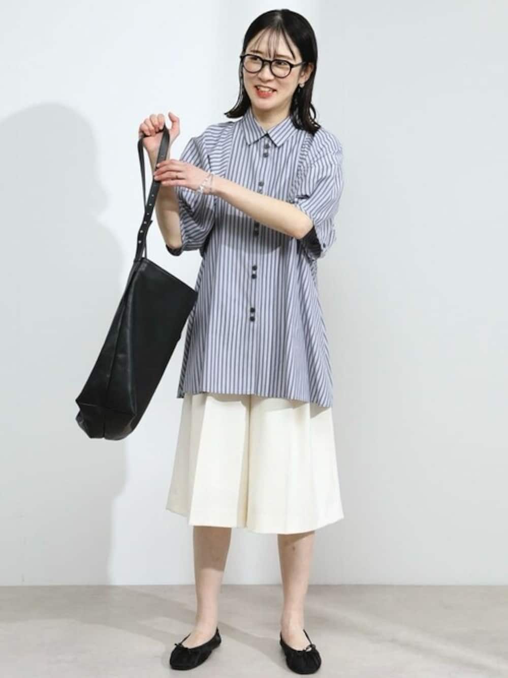 その他のシャツ/ブラウス、ホワイト系のその他パンツ、ブラック系のトートバッグを着用したレディースの夏コーディネートの1枚目の写真