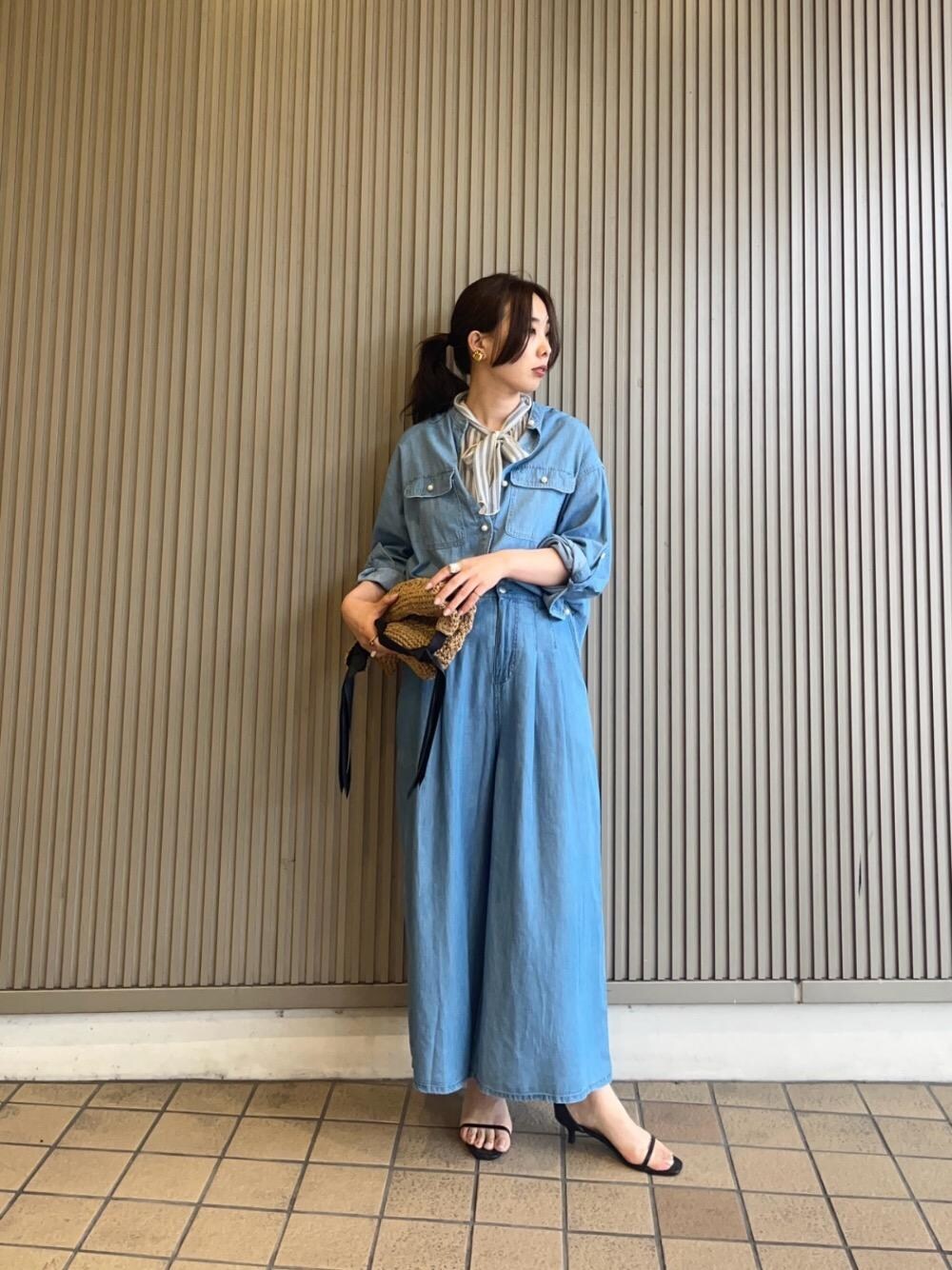 「パール、デニムシャツ、大人カジュアル、le.coeur blanc、ルクールブラン、初夏コーデ、きれいめ、シャツ 、ワイドパンツ 、デニム 」｜「le.coeur blancのCOTTONストレッチテレコタンク（タンクトップ、ホワイト系）」を使った、nambaさん（レディース・160cm）の春コーディネートの1枚目の写真