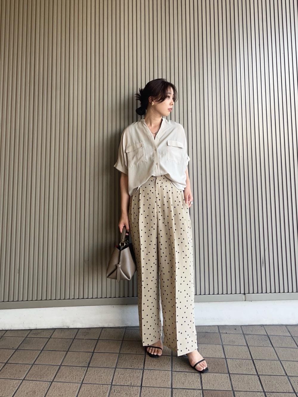 「ブラウス、休日、ドット柄、le.coeur blanc、お仕事、ルクールブラン、きれいめ、夏コーデ、シャツ 、ワイドパンツ 」｜「le.coeur blancのMILLELA FIRENZE ミニボストンバッグ（ボストンバッグ、ブラウン系）」を使った、nambaさん（レディース・160cm）の夏コーディネートの1枚目の写真