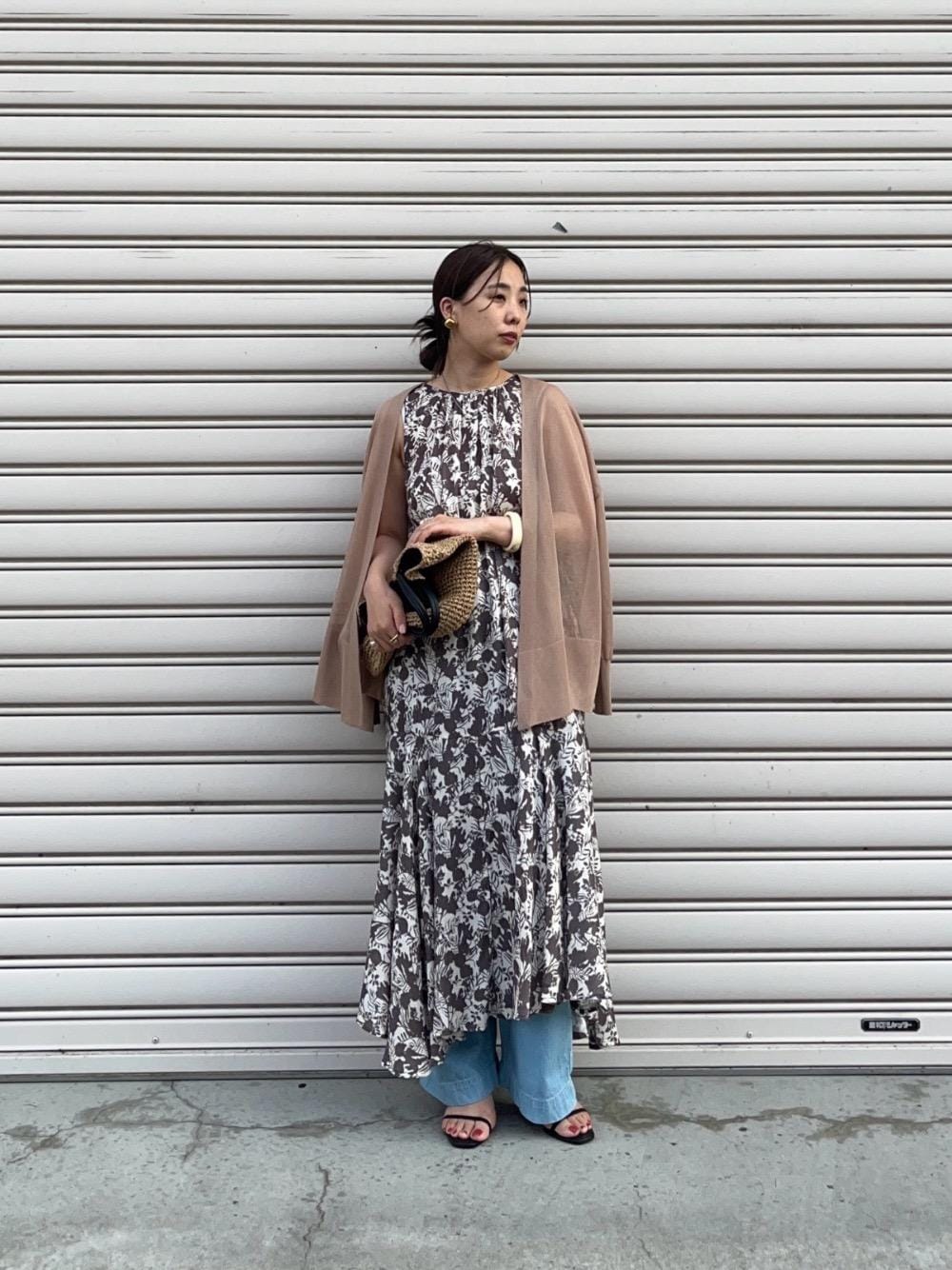 「カーディガン、リゾート、休日、ラフ、フラワー柄、ノースリーブ、le.coeur blanc、Fanaka、ルクールブラン、ワンピース‎」｜「le.coeur blancの《手洗い可能》シアーミドル丈カーディガン（カーディガン/ボレロ、ブラウン系）」を使った、nambaさん（レディース・160cm）の夏コーディネートの1枚目の写真