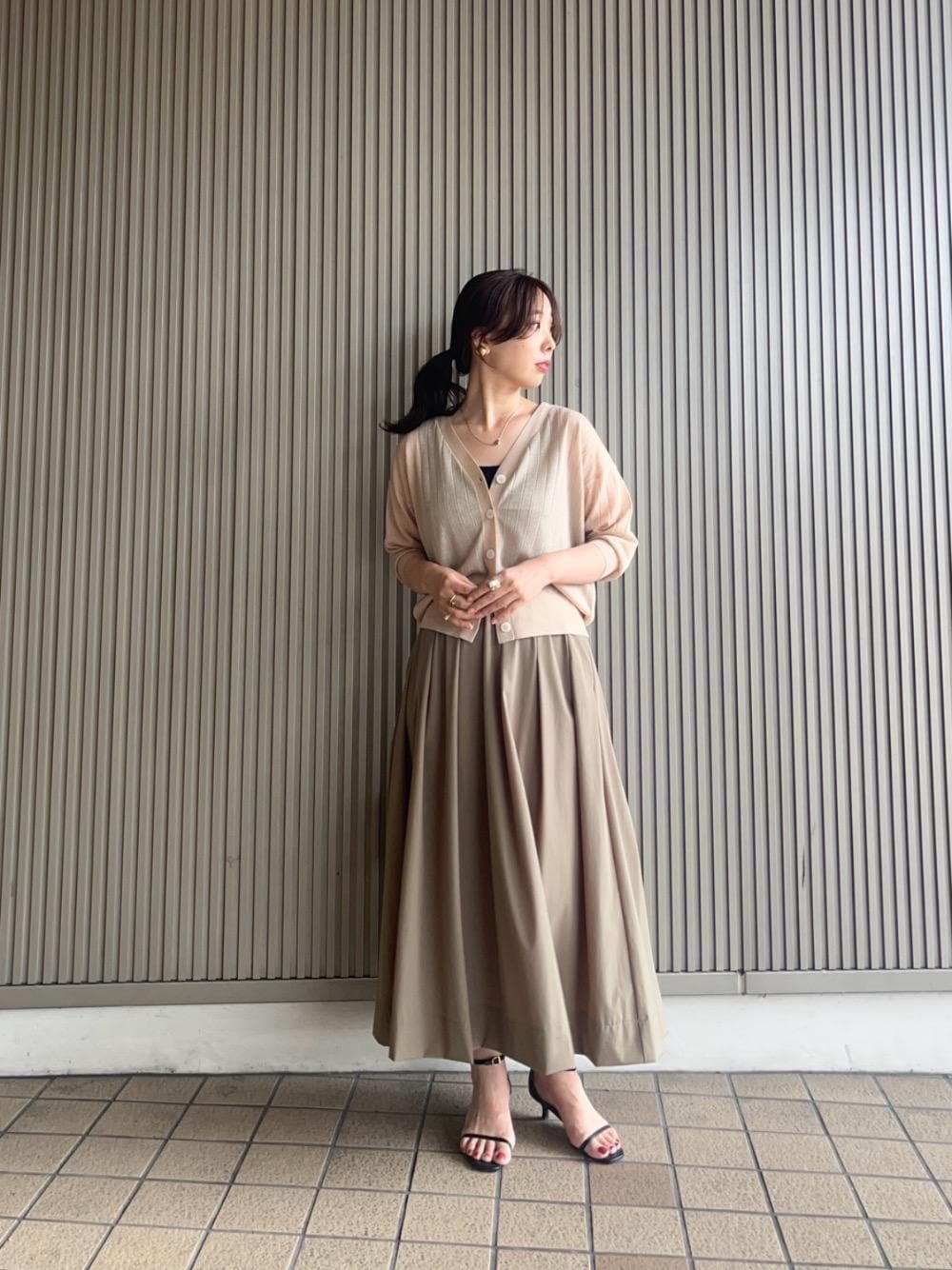 「カーディガン、デート、シアー、le.coeur blanc、暑い、ルクールブラン、夏コーデ、ニット 、スカート 、フェミニン 」｜「le.coeur blancのスクエアニットタンク（タンクトップ、ブラック系）」を使った、nambaさん（レディース・160cm）の夏コーディネートの1枚目の写真