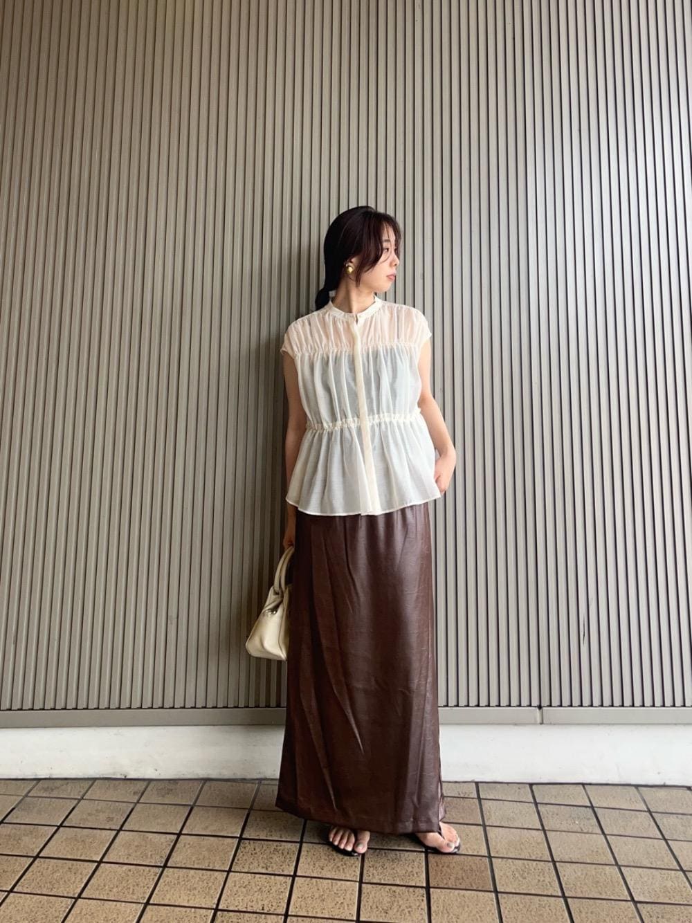「ブラウス、シンプル、レザースカート、フリル、大人カジュアル、le.coeur blanc、ルクールブラン、きれいめ、夏コーデ、スカート 」｜「le.coeur blancのシャーリングギャザーフレンチブラウス（シャツ/ブラウス、ホワイト系）」を使った、nambaさん（レディース・160cm）の夏コーディネートの1枚目の写真