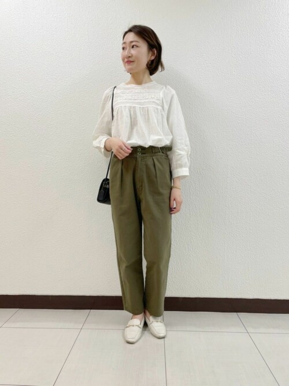 ホワイト系のシャツ/ブラウス、グリーン系のその他パンツを着用したレディースの春コーディネートの1枚目の写真