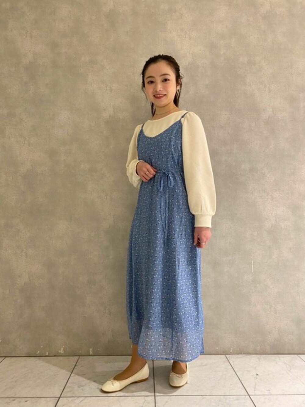 ブルー系のワンピースを着用したレディースの春コーディネートの1枚目の写真