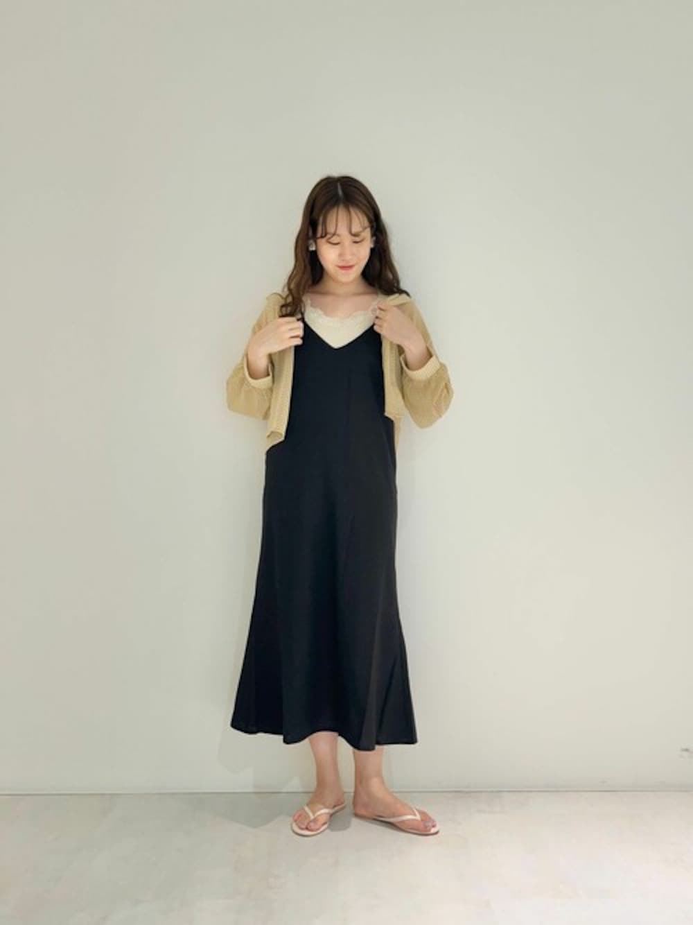 ブラック系のワンピース、ベージュ系のシャツ/ブラウス、ホワイト系のキャミソールを着用したレディースの夏コーディネートの1枚目の写真