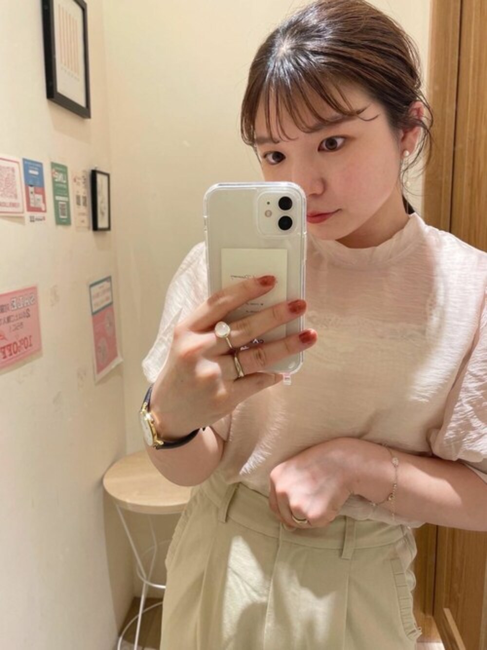 ピンク系のシャツ/ブラウス、ホワイト系のその他パンツ、ホワイト系のキャミソールを着用したレディースの夏コーディネートの1枚目の写真