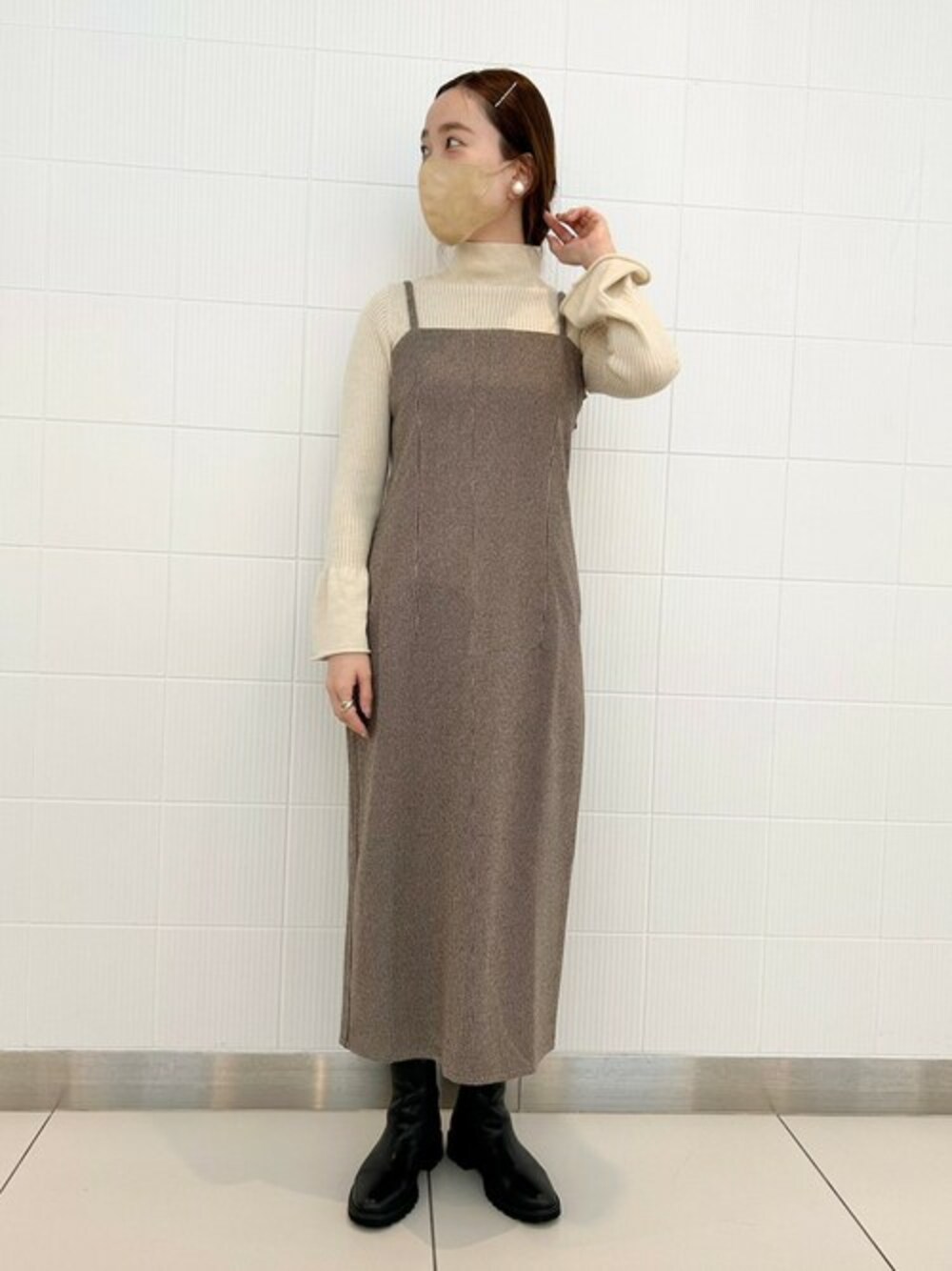 ブラウン系のワンピース、ベージュ系のニット/セーターを着用したレディースの冬コーディネートの1枚目の写真