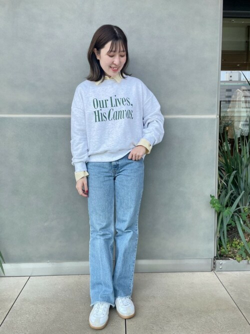 イエロー系のシャツ/ブラウス、グレー系のスウェットを着用したレディースの春コーディネートの1枚目の写真