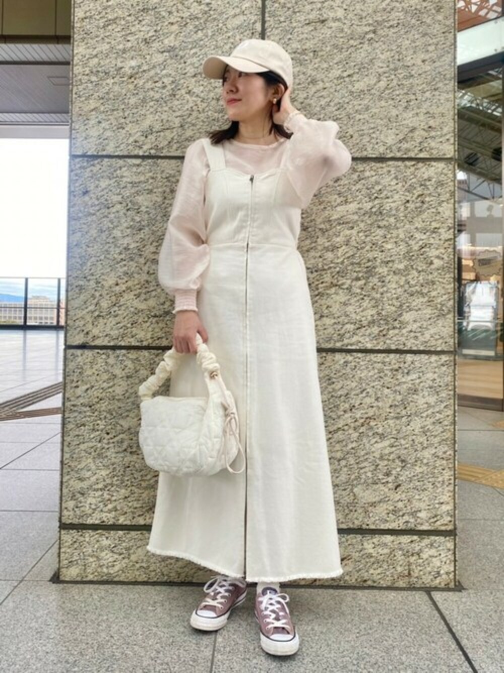 ホワイト系のジャンパースカート、ピンク系のシャツ/ブラウス、ホワイト系のショルダーバッグを着用したレディースの春コーディネートの1枚目の写真