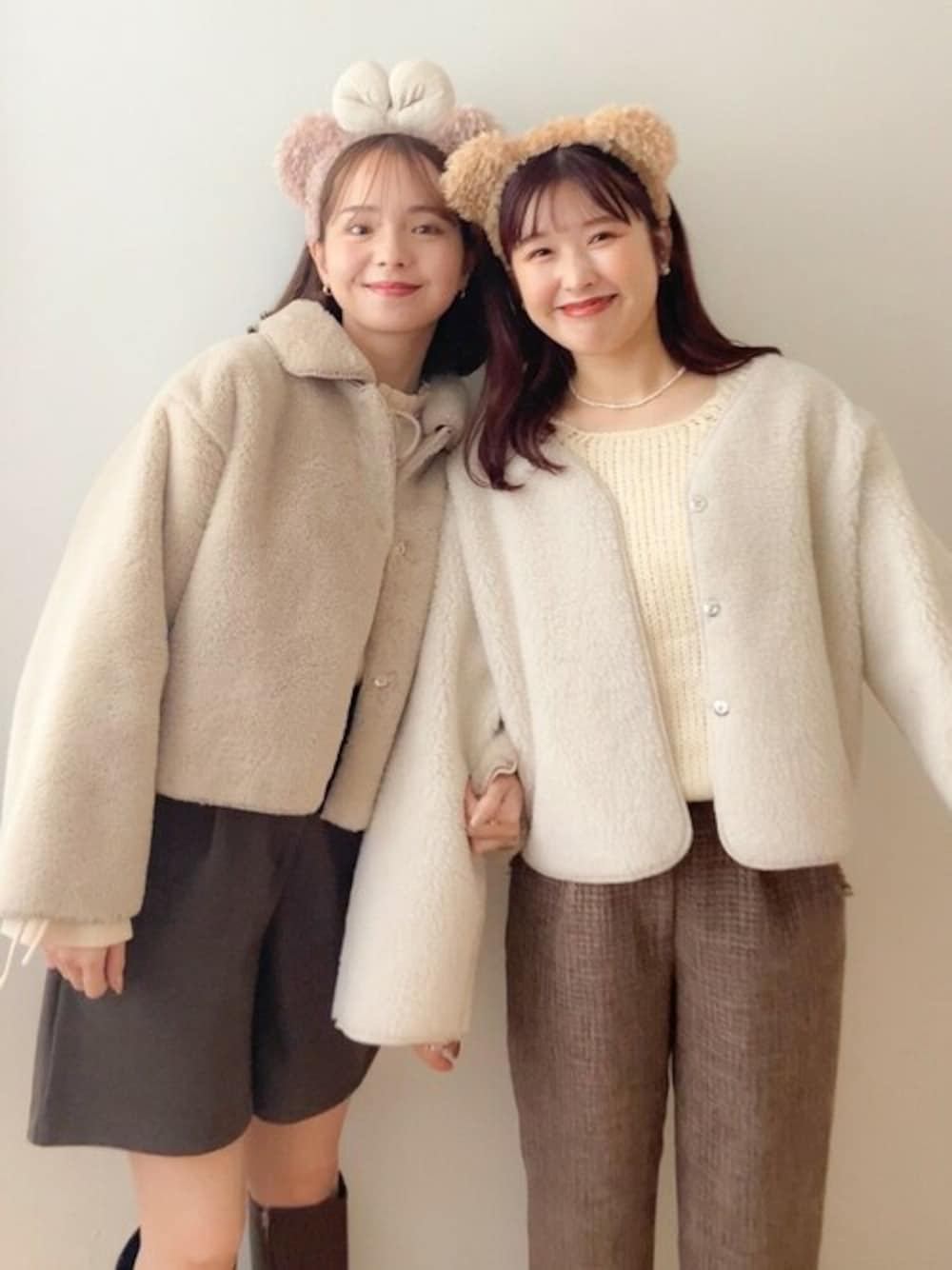 ベージュ系のノーカラーコート、ブラウン系のその他パンツ、ブラウン系のその他パンツを着用したレディースの冬コーディネートの1枚目の写真