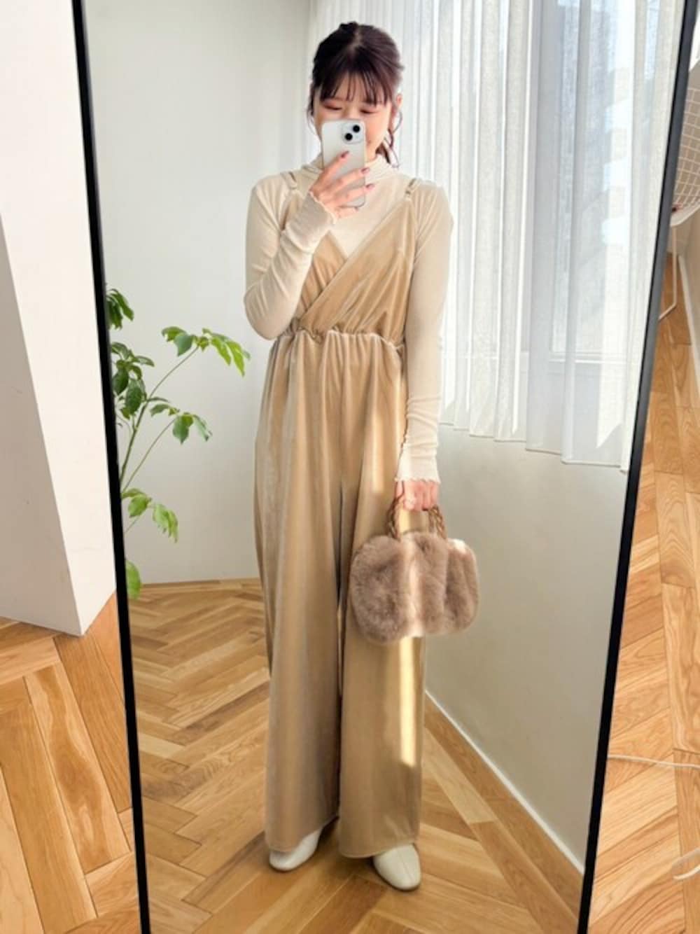 ベージュ系のつなぎ/オールインワン、ベージュ系のショルダーバッグ、ホワイト系のTシャツ/カットソーを着用したレディースの冬コーディネートの1枚目の写真