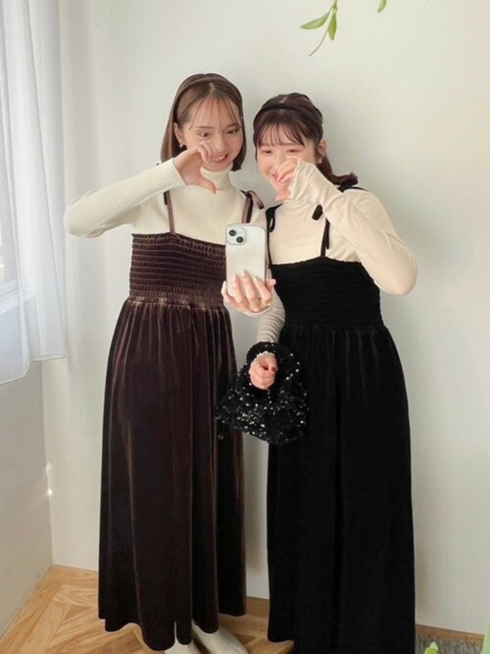 ホワイト系のTシャツ/カットソー、ブラック系のハンドバッグ、ブラウン系のワンピースを着用したレディースの冬コーディネートの1枚目の写真