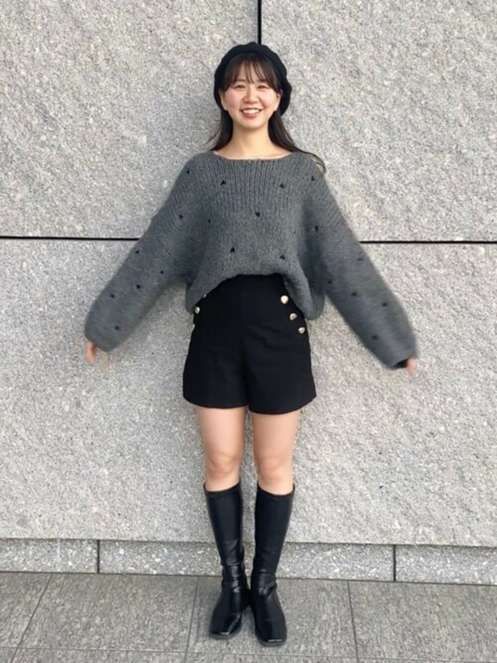 グレー系のニット/セーターを着用したレディースの冬コーディネートの1枚目の写真