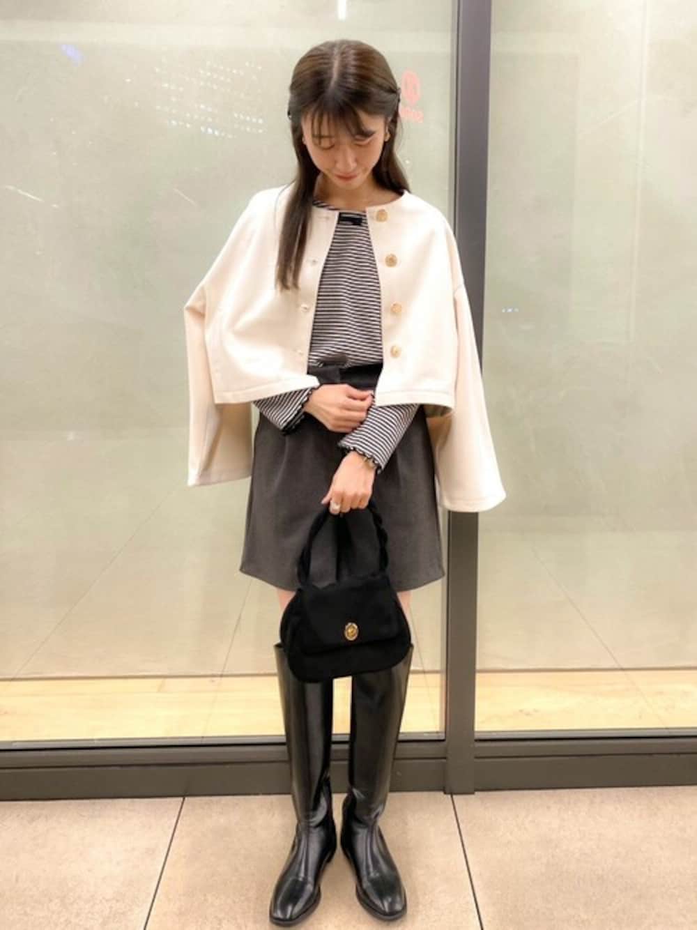 ホワイト系のノーカラージャケット、ブラック系のTシャツ/カットソー、グレー系のその他パンツを着用したレディースの冬コーディネートの1枚目の写真