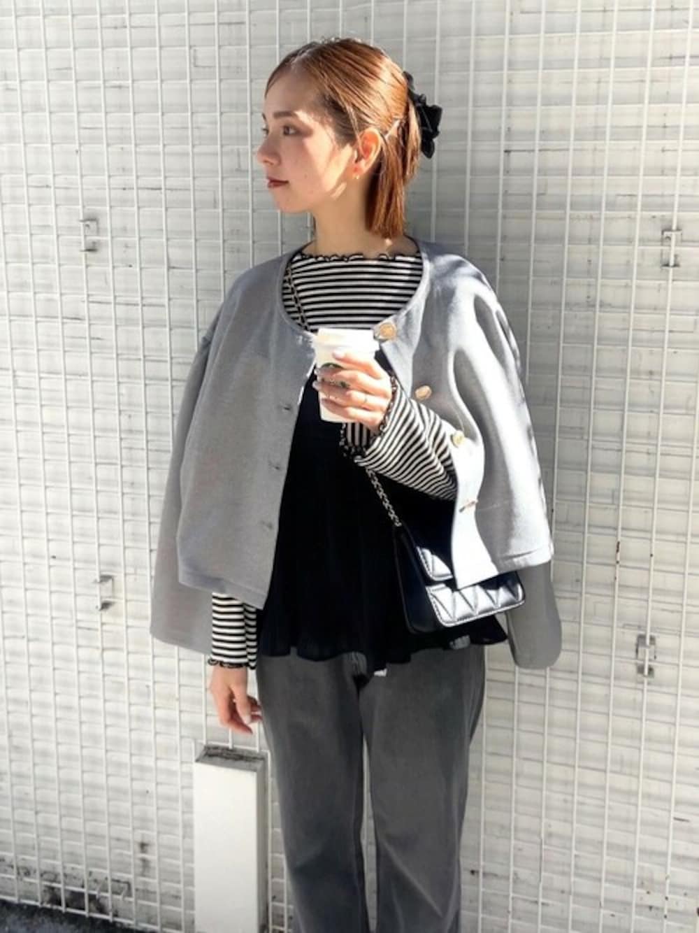 グレー系のTシャツ/カットソー、グレー系のノーカラージャケット、ブラック系のキャミソールを着用したレディースの冬コーディネートの1枚目の写真